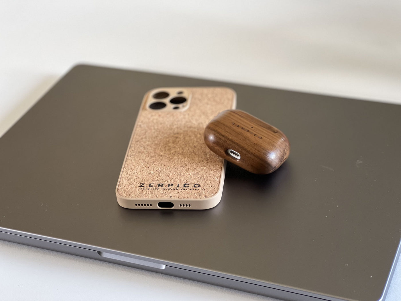 Accessories for mobile phones made of leather, wood and cork.