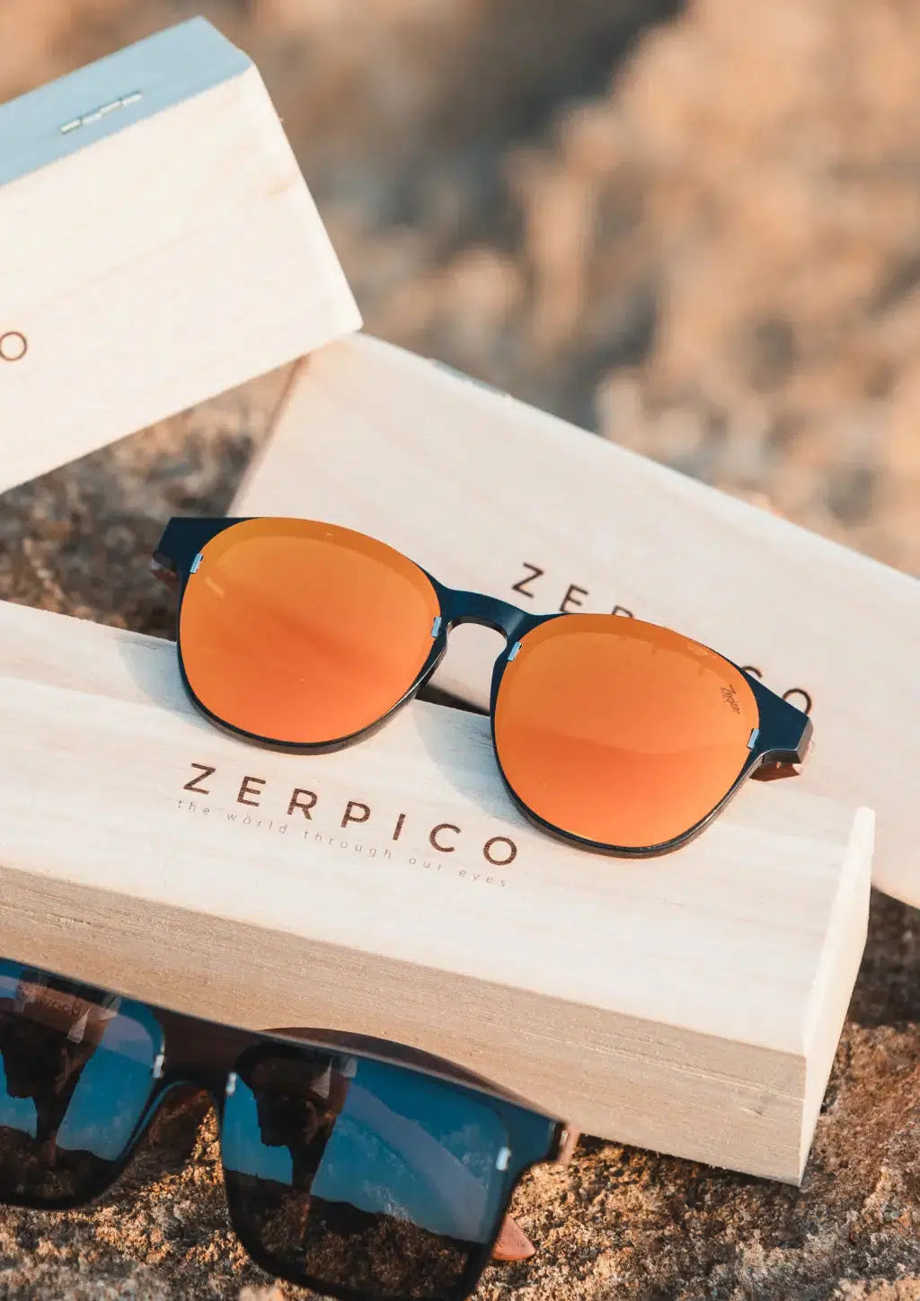 Premium round wooden sunglasses with changeable lenses.