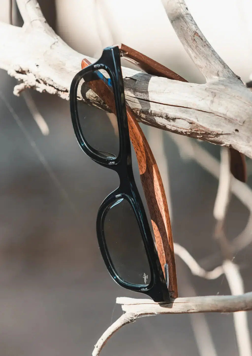 Wooden sunglasses with acetate and premium walnut.