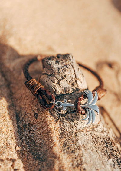 Oakland - Season two Palm anchor bracelet with brown leather. On the beach.