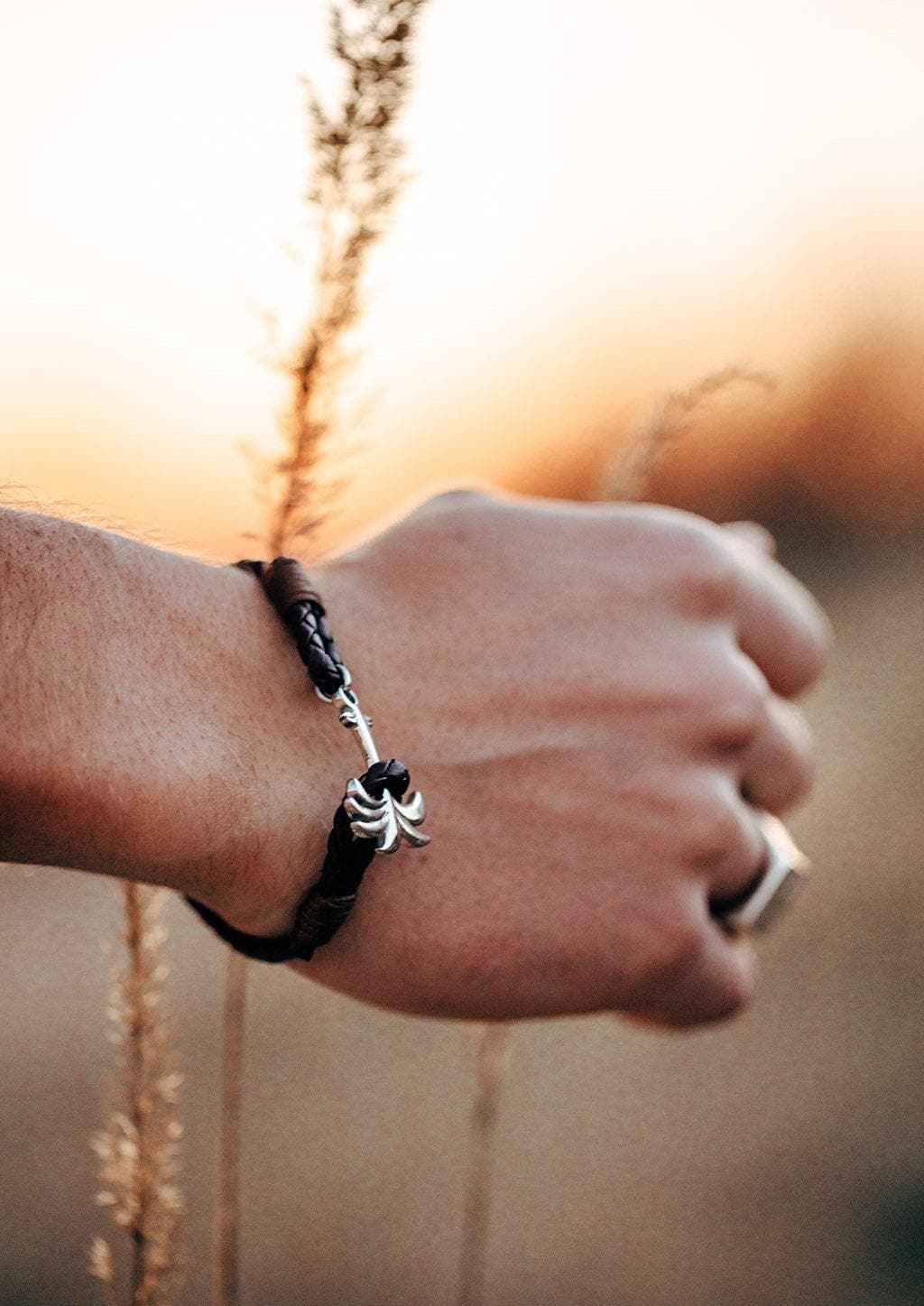 Oakland - Season two Palm anchor bracelet with brown leather. On a model.