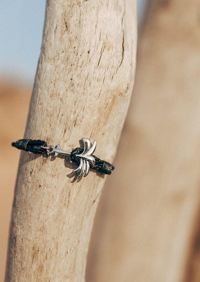 Starlight - Season two Palm anchor bracelet with black leather. On the beach.