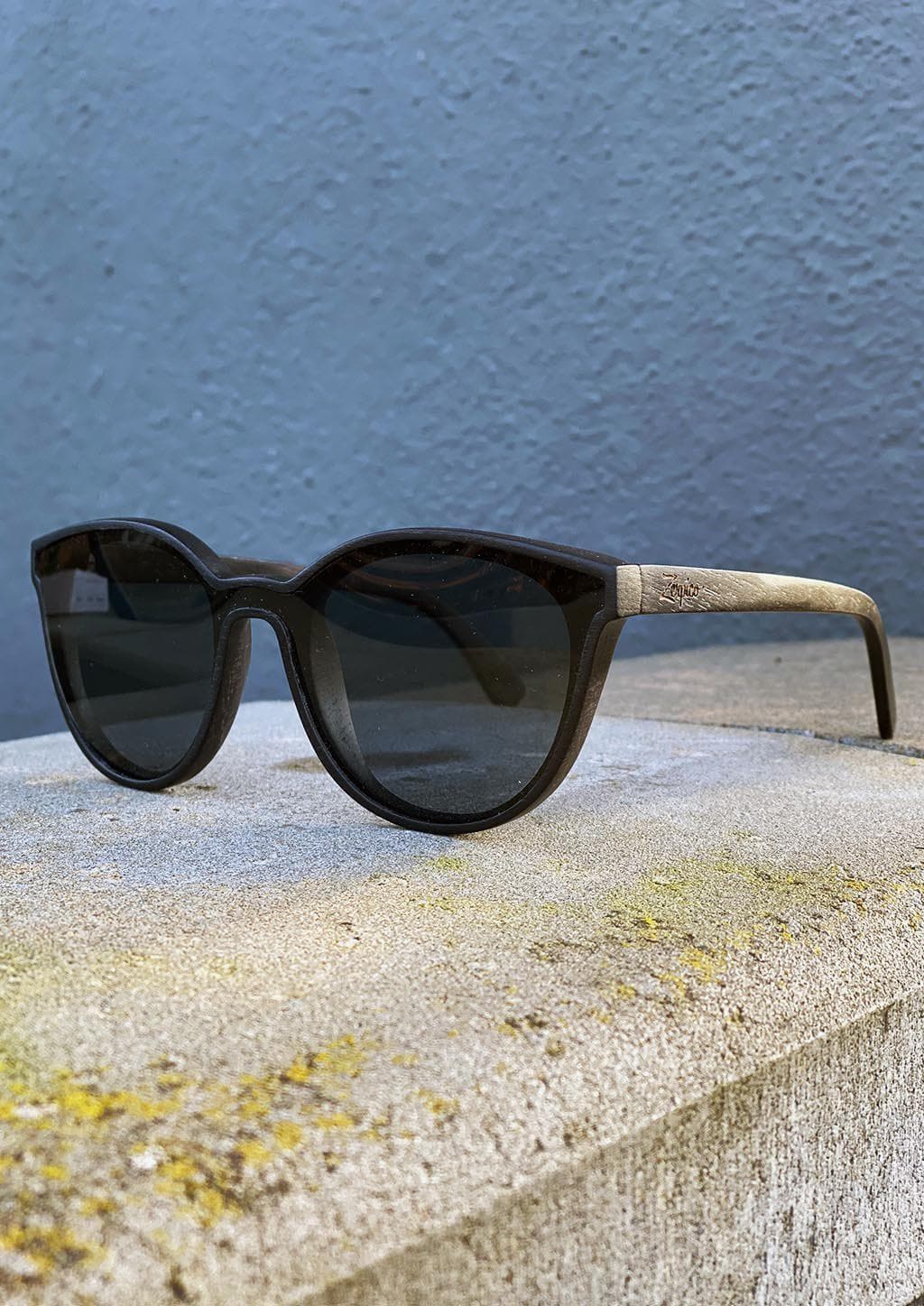 Eyewood - Madison - All wooden sunglasses with style. Outside in the sun.
