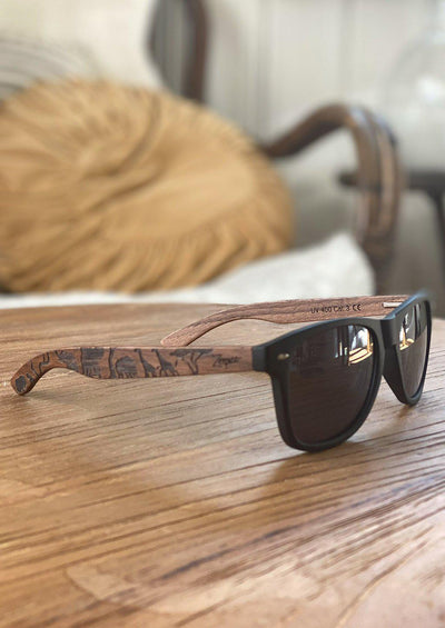 Engraved wooden sunglasses Inspired by the open plains and animals of the African savanna. Here you see the beautiful wooden details.