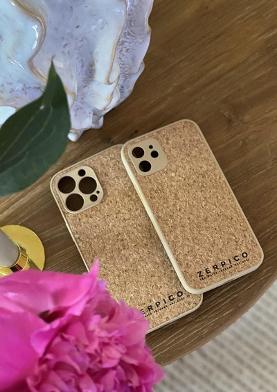 Mobile phone case made of cork with the zerpico logo engraved.