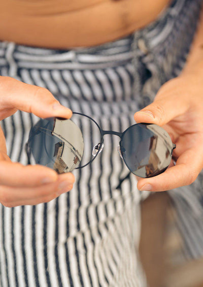 Titan - Titanium Round Sunglasses V2 - Show how easy it is to change lenses.