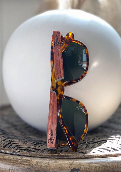 Eyewood Wayfarers - Fusion - Lynx - A mix of acetate and wood makes theses sunglasses unique. Showing of some wooden details.