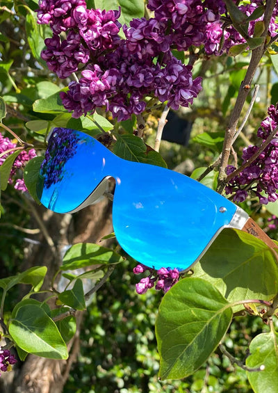 Eyewood tomorrow is our modern cool take on classic models. This is Gemeni with blue mirror lenses. Nice wooden sunglasses. Details in a tree.
